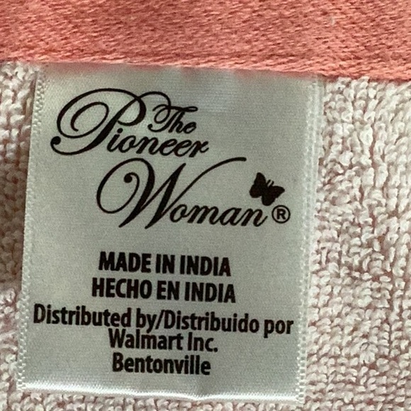 The Pioneer Woman Pink Floral and Butterfly 2 Bath Towels. - Picture 3 of 4